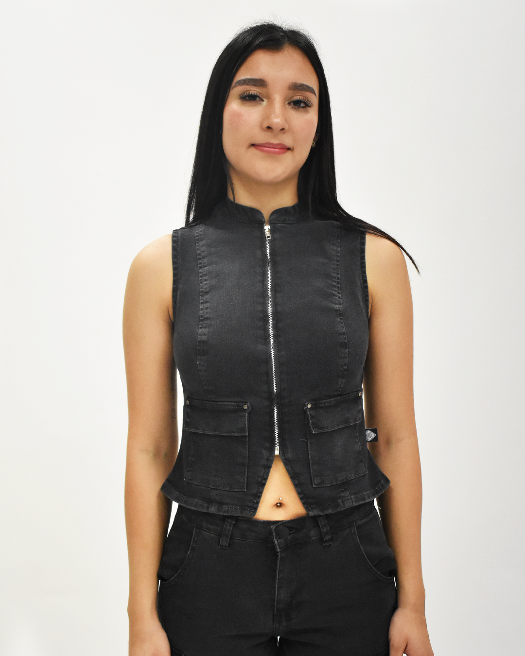 CHALECO DE MEZCLILLA CON BOLSAS FRONTALES