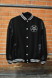 VARSITY CON MANGAS DE VINIPIEL BAPHOMET (7706440990799)